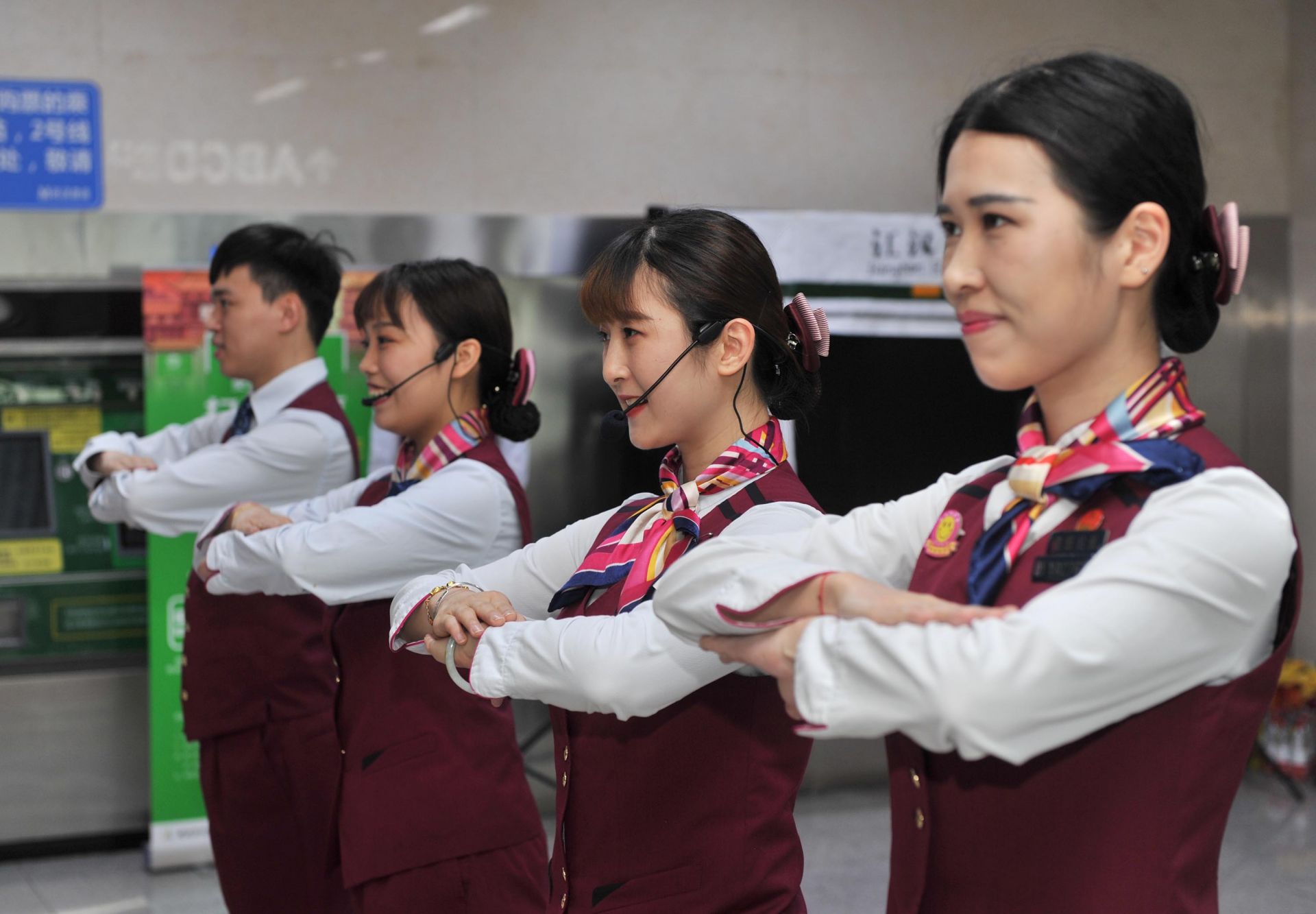 规范服务礼仪 全心全意为您服务